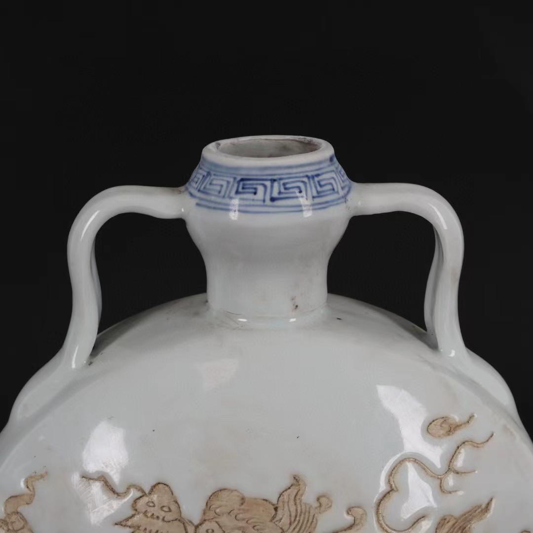 中国古美術✦内府紋 白釉 浮雕 双面龍紋 抱月扁瓶✦置物・書道品・文房具・陶芸