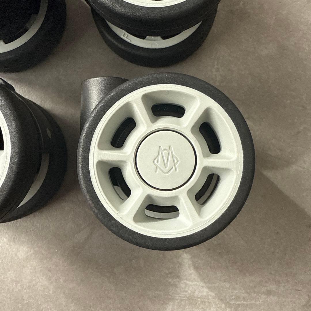 リモワ　キャリーケース　ホイール