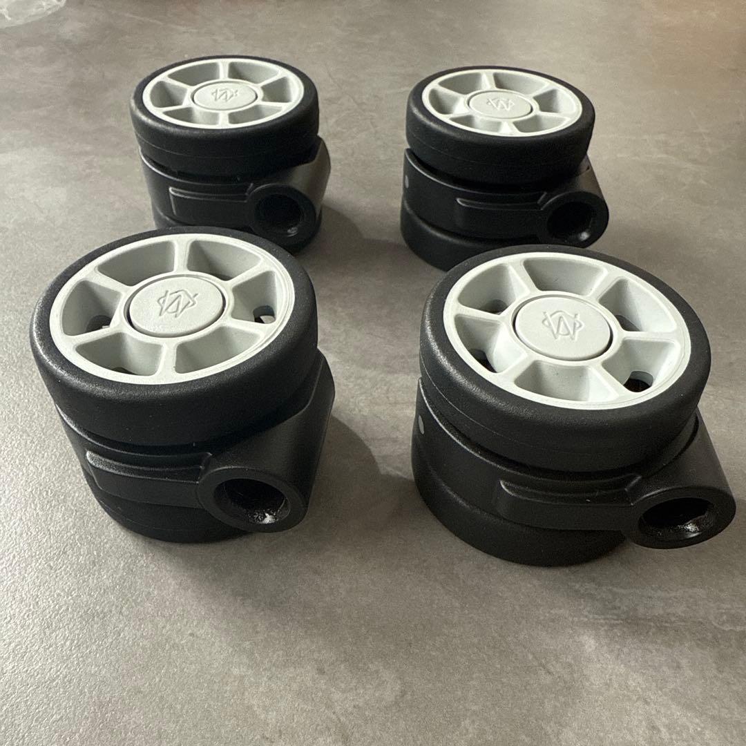 リモワ　キャリーケース　ホイール