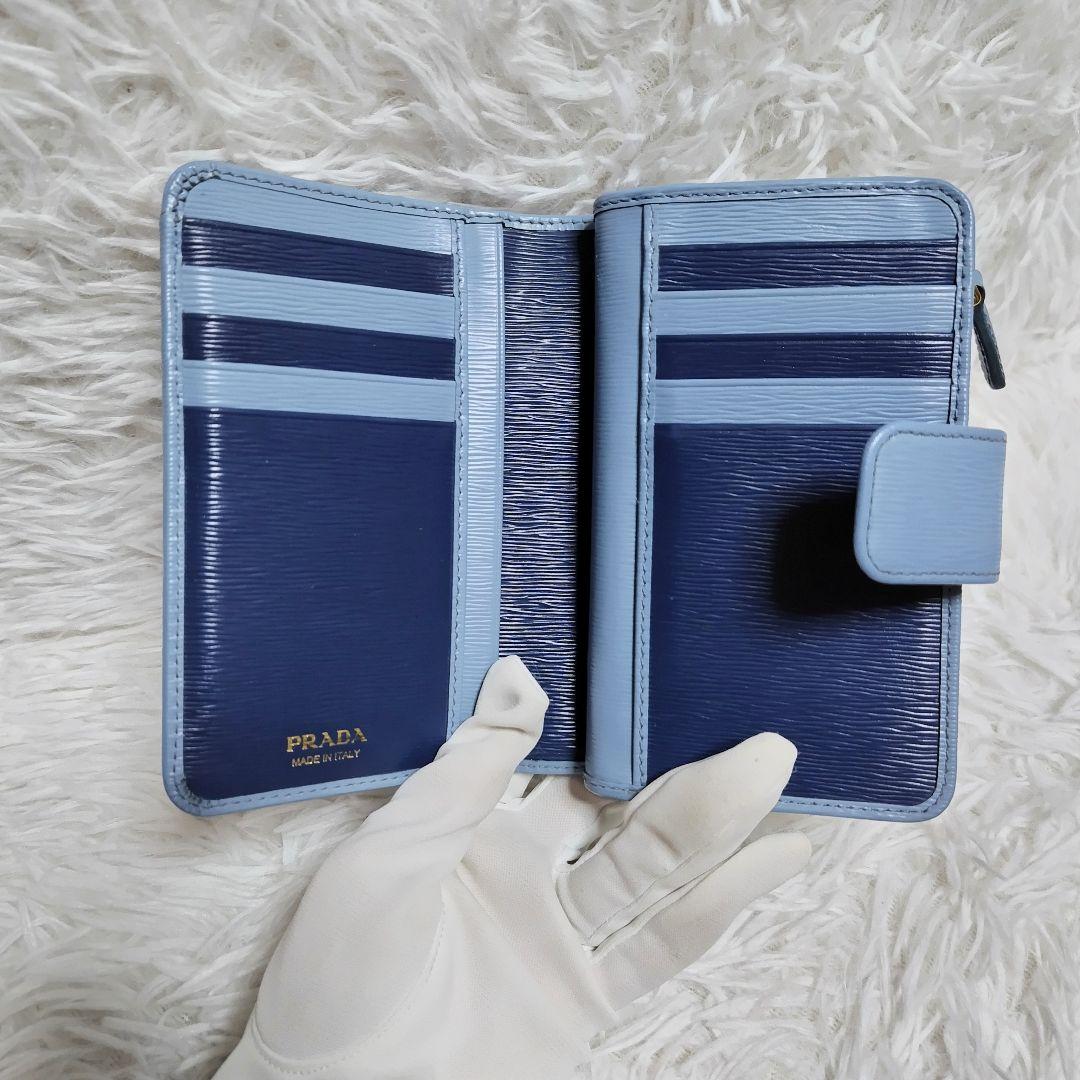 レア極美品✨プラダ◇バイカラーミディアム二つ折り財布　ゴールド金具ネイビーブルー