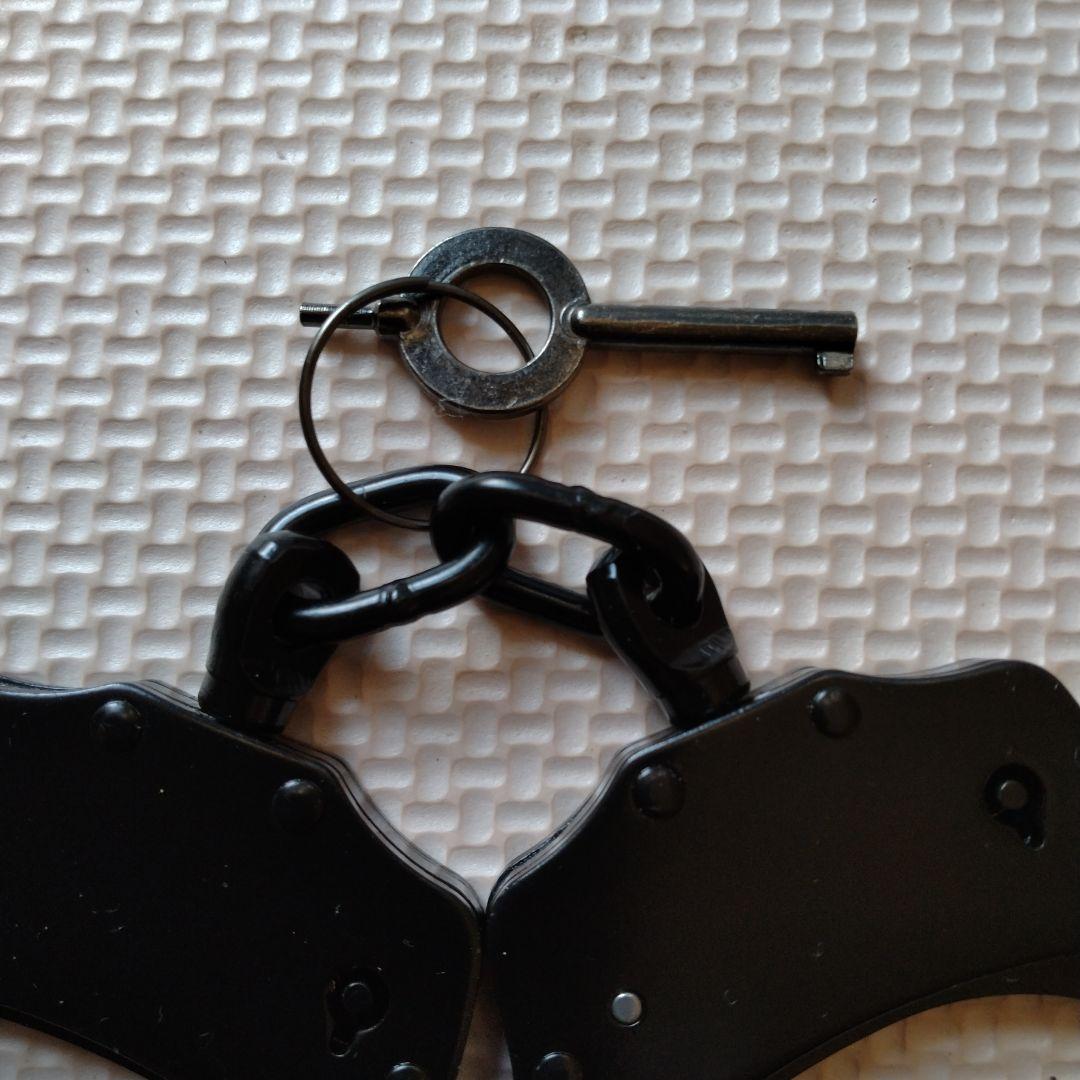金属製黒両手錠