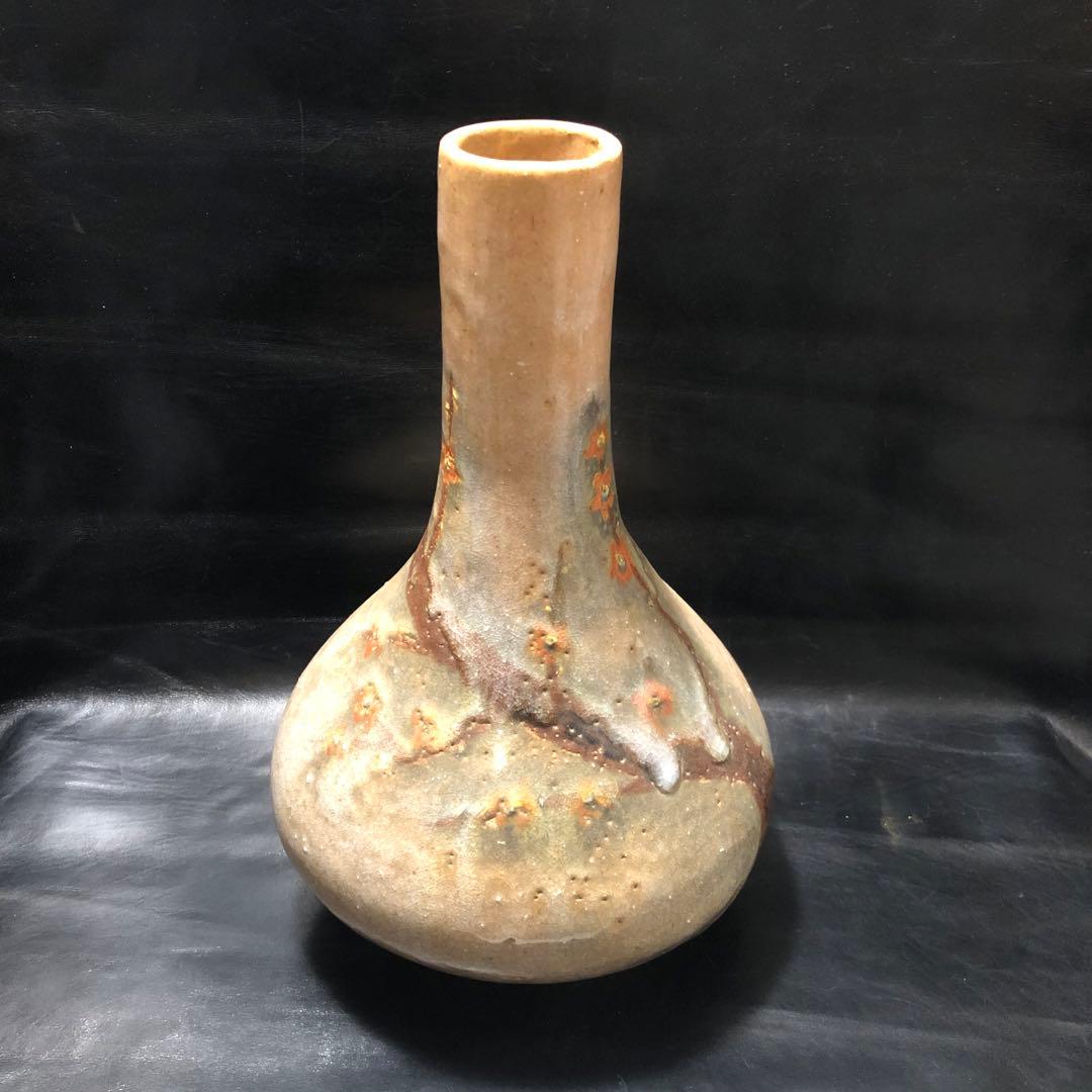 美しい古美術◾️蔵から見事な梅の木が描かれた釉薬どろどろね花瓶、壺、壷が出て来た。