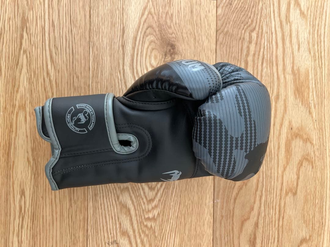 Venum ボクシンググローブ and レガース