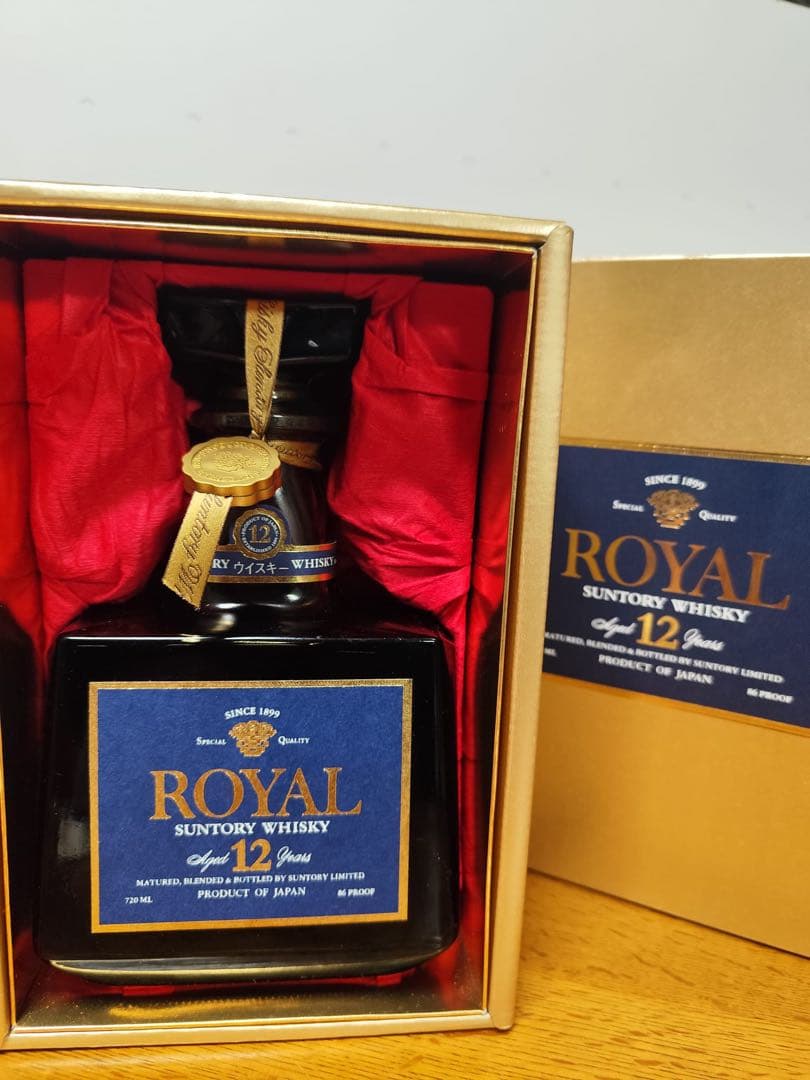 サントリーウイスキー　ローヤル　プレミアム　１２年　新品　未開栓　青ラベル