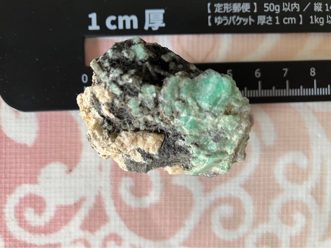 天然美しい緑鉱石　エメラルド　原石？　インテリア・コレクション向け