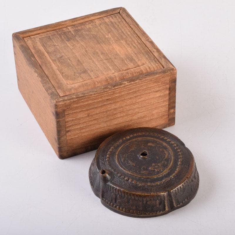 中国　古銅宣徳銅　唐草彫　水滴　時代箱　C　8473