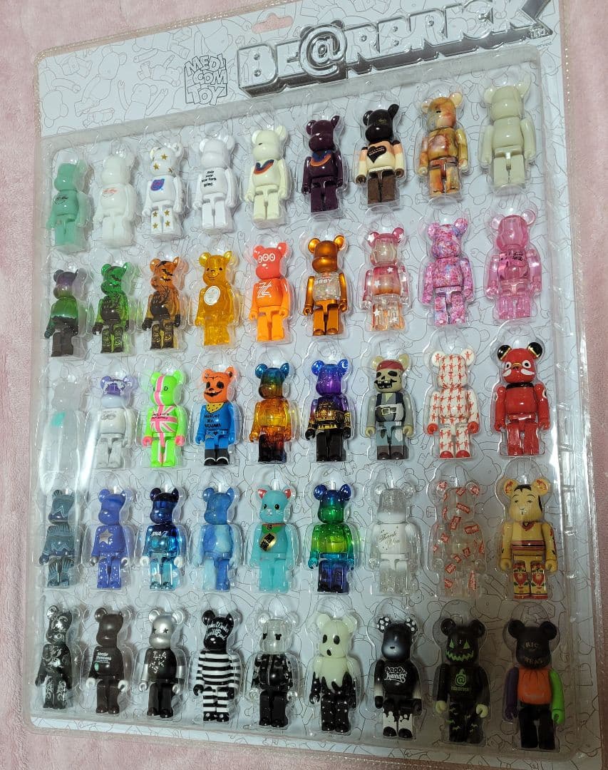 ベアブリック100% 未使用 45体ブリックボード付