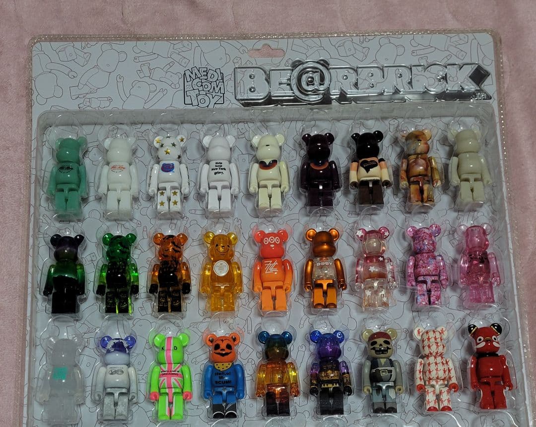 ベアブリック100% 未使用 45体ブリックボード付