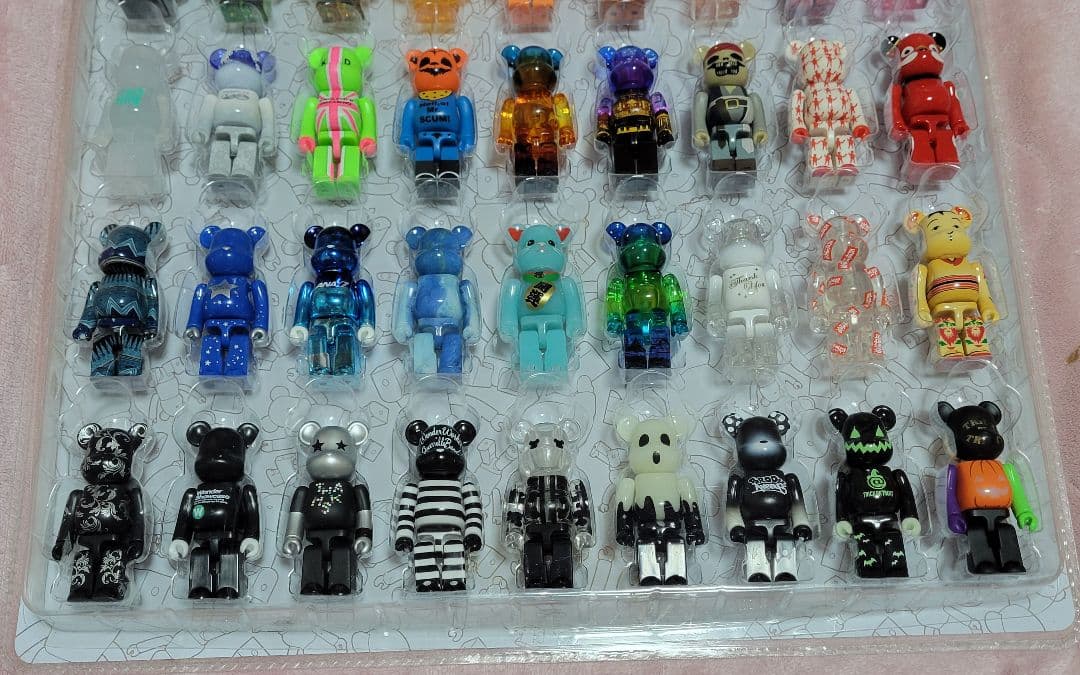 ベアブリック100% 未使用 45体ブリックボード付