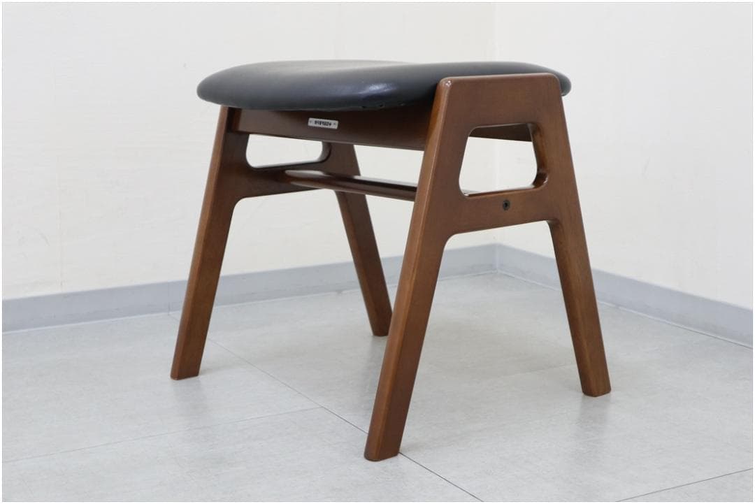 極美品 カリモク60 スタッキング スツール スタンダート ブラック 椅子