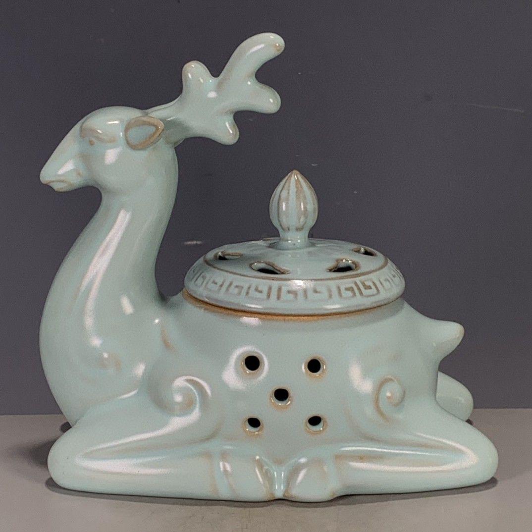 宋汝磁器浮彫り梅鹿薫香炉 香道具 装飾品 現代工芸品 美術品 置物