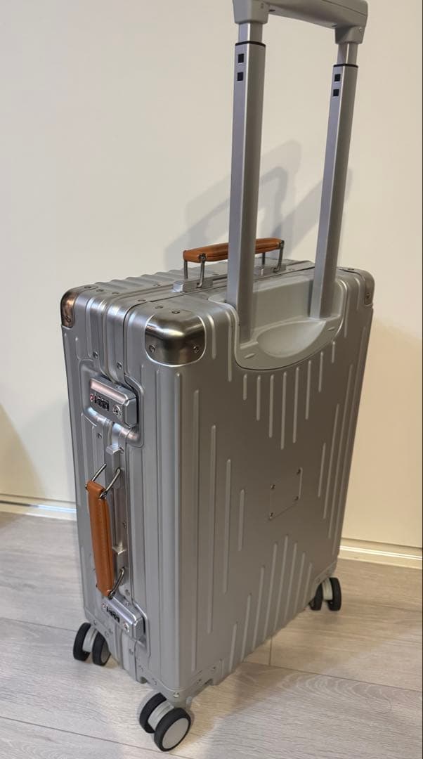 イノベーター アルミ　スーツケース　36Ｌ　innovator キャリーケース