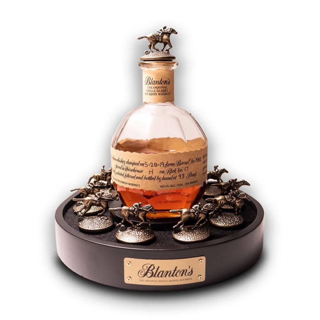 ウイスキー　Blanton's 台座・ボトルキャップセット