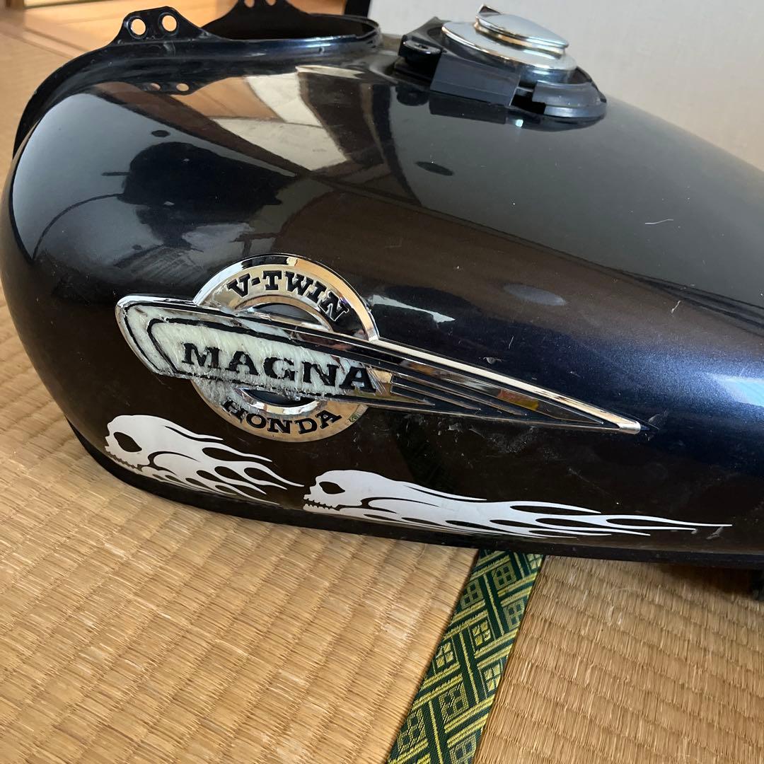 HONDA MAGNA タンク