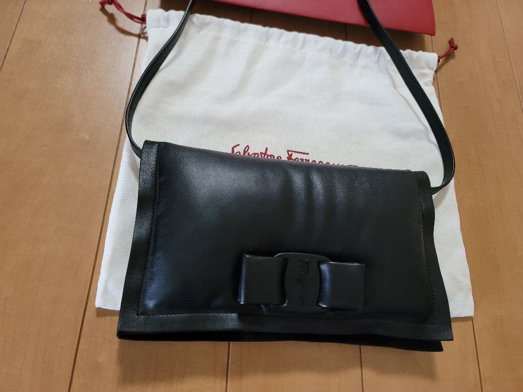 Salvatore Ferragamo ブラックレザーショルダーバッグ新品未使用