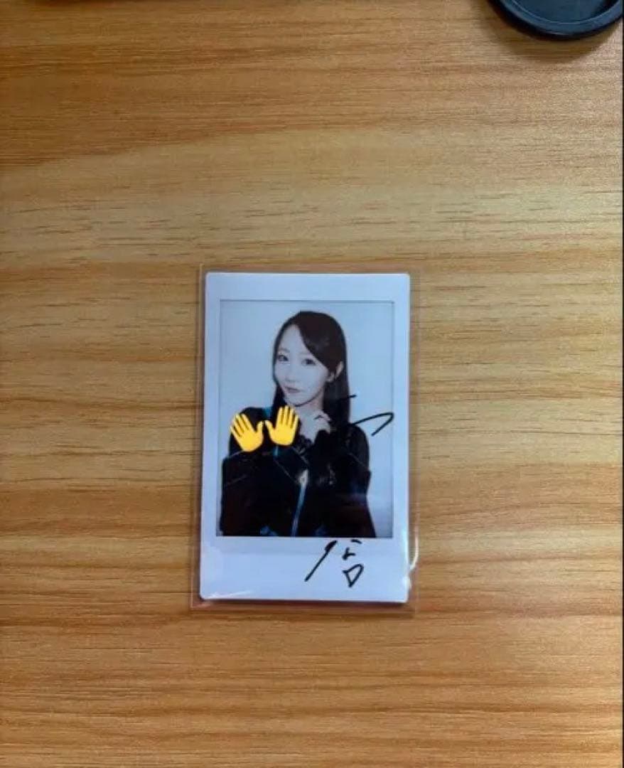 L*e様 真中まなサイン入りチェキ-黒衣装-