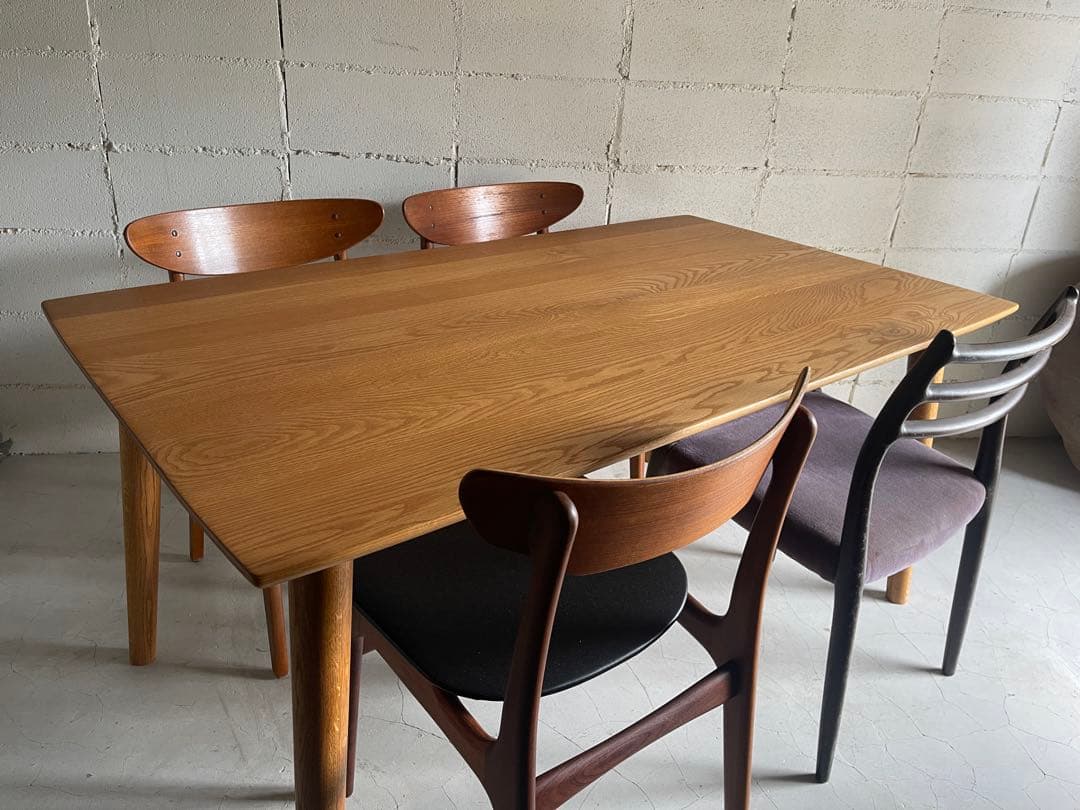 美品　天然木オーク無垢材　ダイニングテーブル　テーパー丸脚　斜め脚　北欧スタイル