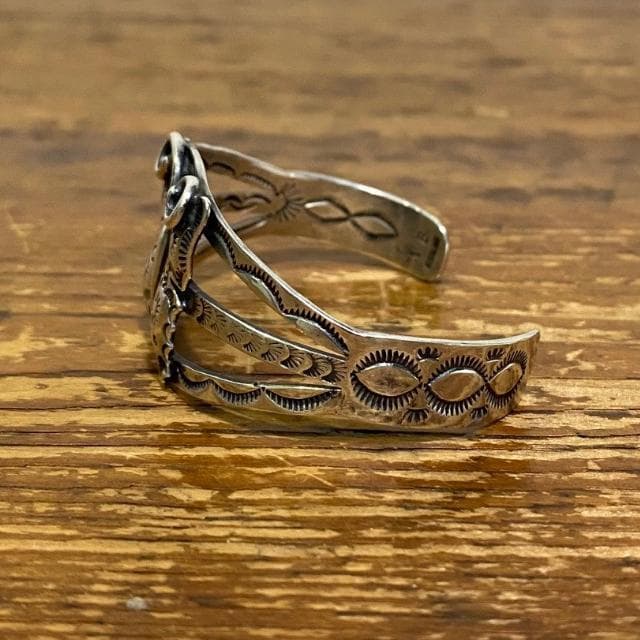 ナバホ族 Vernon Begay バタフライ スタンプワーク シルバーバングル