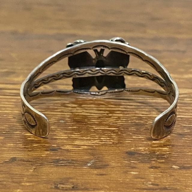 ナバホ族 Vernon Begay バタフライ スタンプワーク シルバーバングル