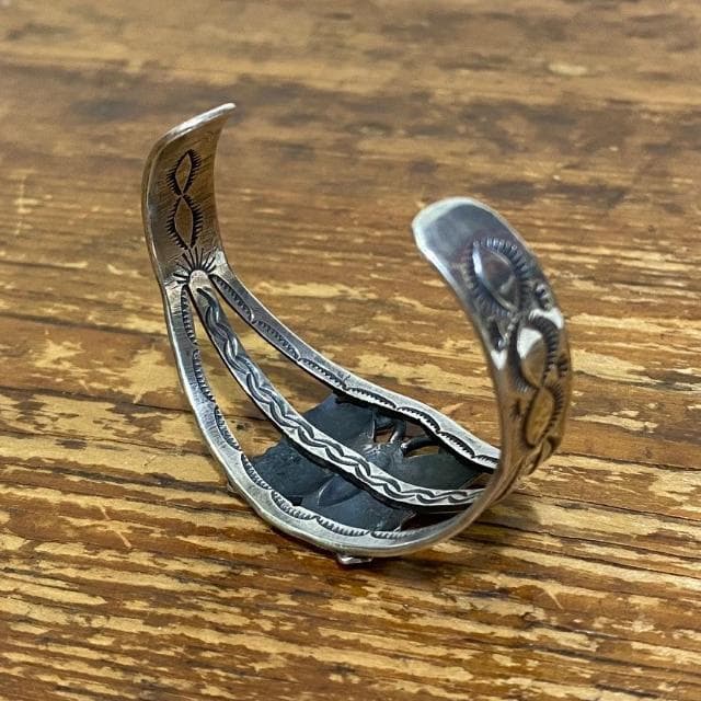 ナバホ族 Vernon Begay バタフライ スタンプワーク シルバーバングル