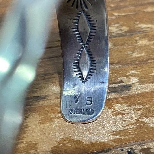 ナバホ族 Vernon Begay バタフライ スタンプワーク シルバーバングル