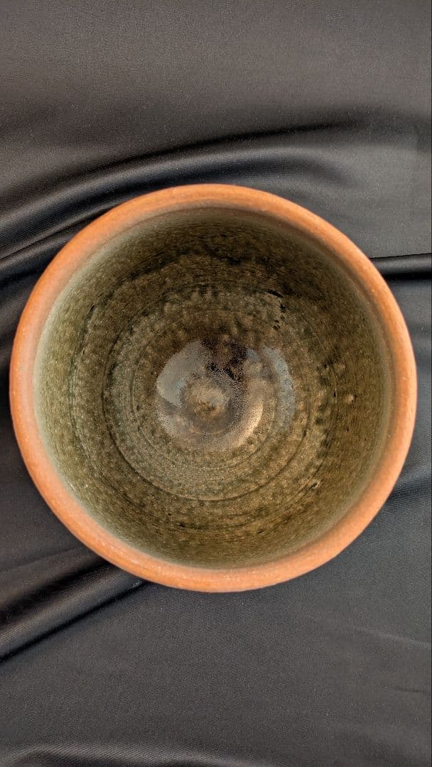 素焼きのような丸形鉢 台座付き