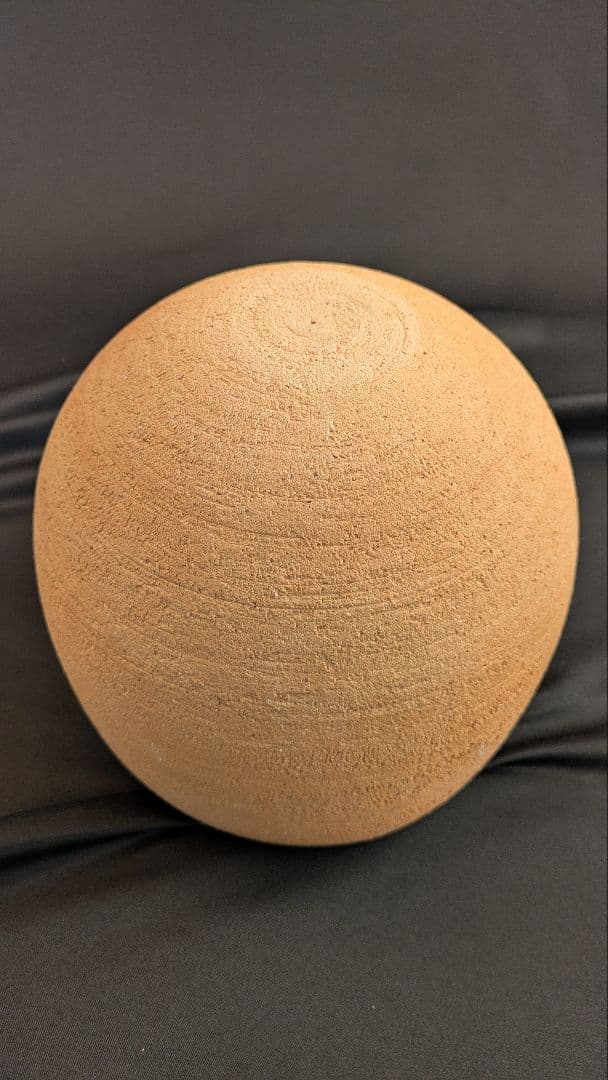 素焼きのような丸形鉢 台座付き