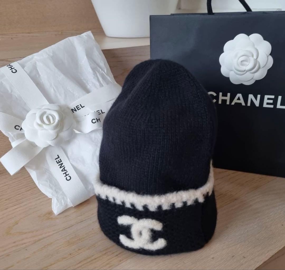 CHANEL ニット帽 黒・白 ロゴ刺繍