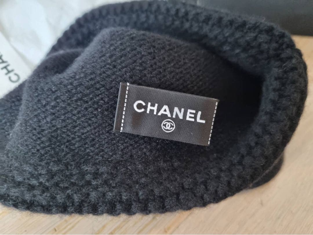 CHANEL ニット帽 黒・白 ロゴ刺繍