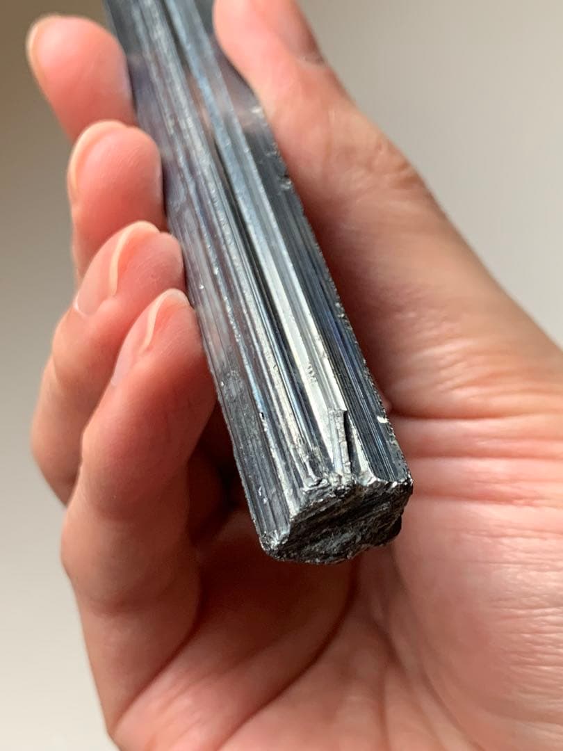 国産鉱物　愛媛県市ノ川鉱山の輝安鉱　スティブナイト　原石　鉱物標本　翡翠　根付