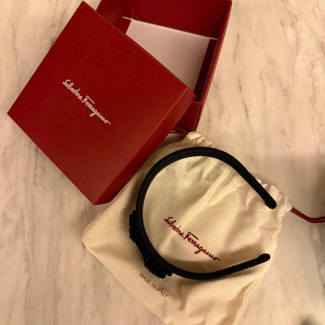 SALVATORE FERRAGAMO ブラック ビジュー ヴァラ カチューシャ