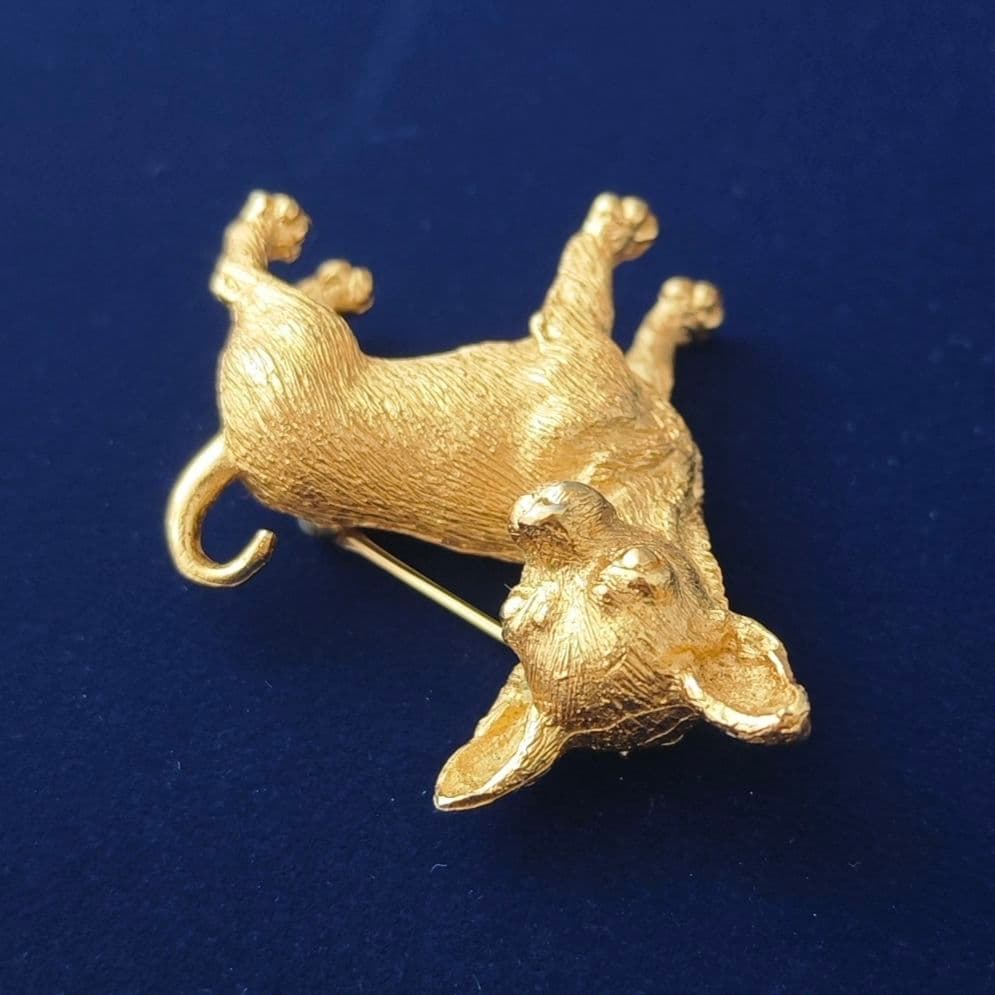 ヴィンテージtrifari チワワ　ゴールドメタルブローチ　犬　dog