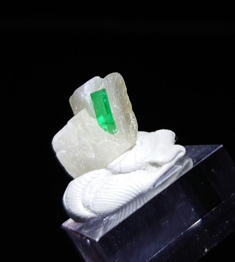 エメラルド ムゾー産 鉱石 鉱物 ミネラル 標本 原石 母岩付き