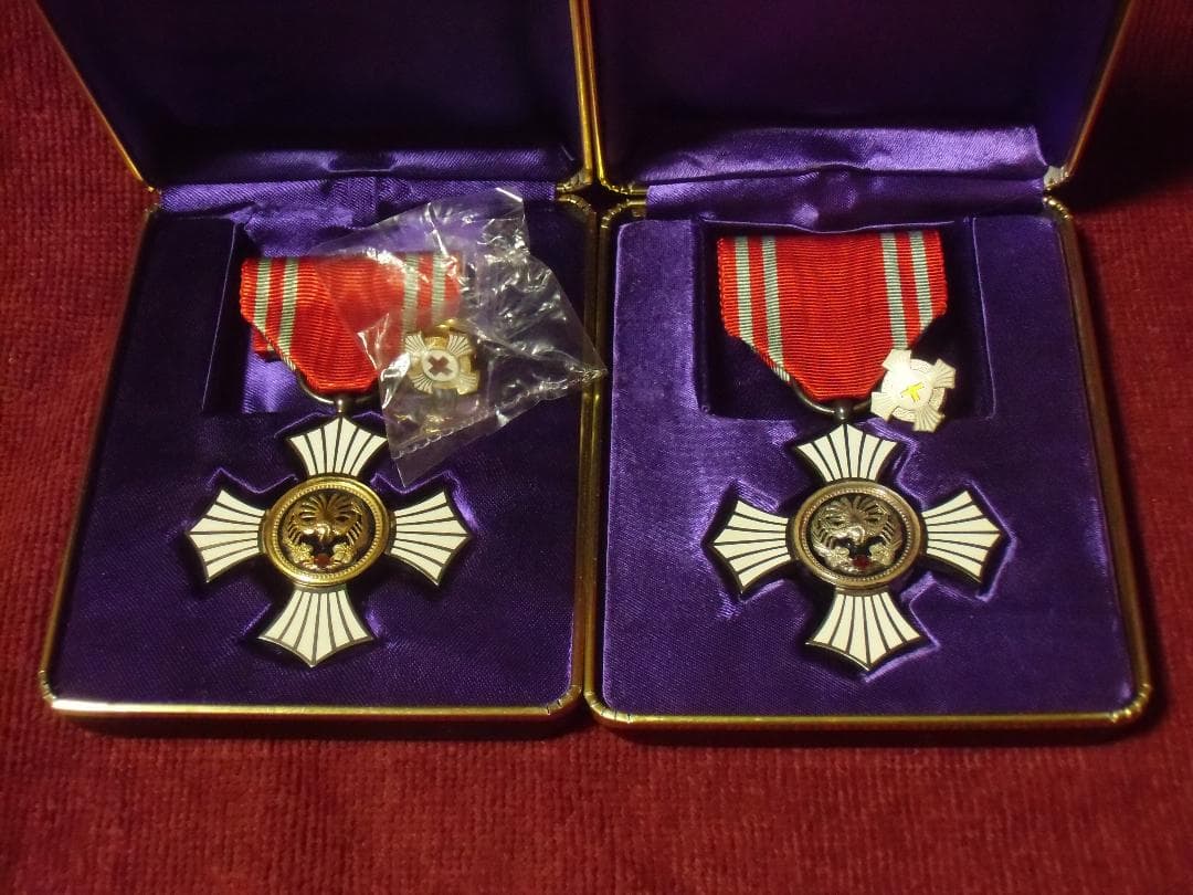 u*a様 ●日本の勲章/徽章＊ 日本赤十字社＊略綬付き金色＆銀色有功章＊男性用（