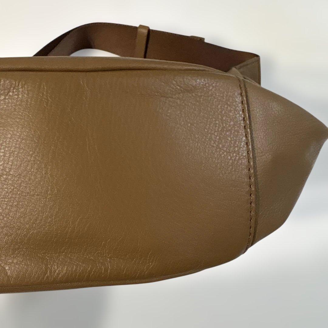 ほぼ未使用ラシット 今期ソフトレザーラウンドショルダーバッグ　金具シルバー