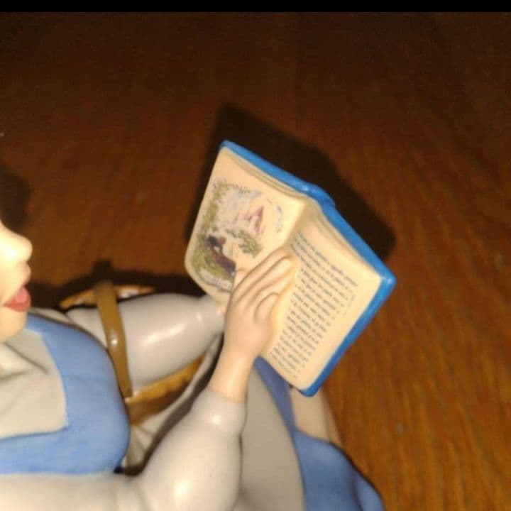 ディズニー　美女と野獣　ベルと羊　フィギュア