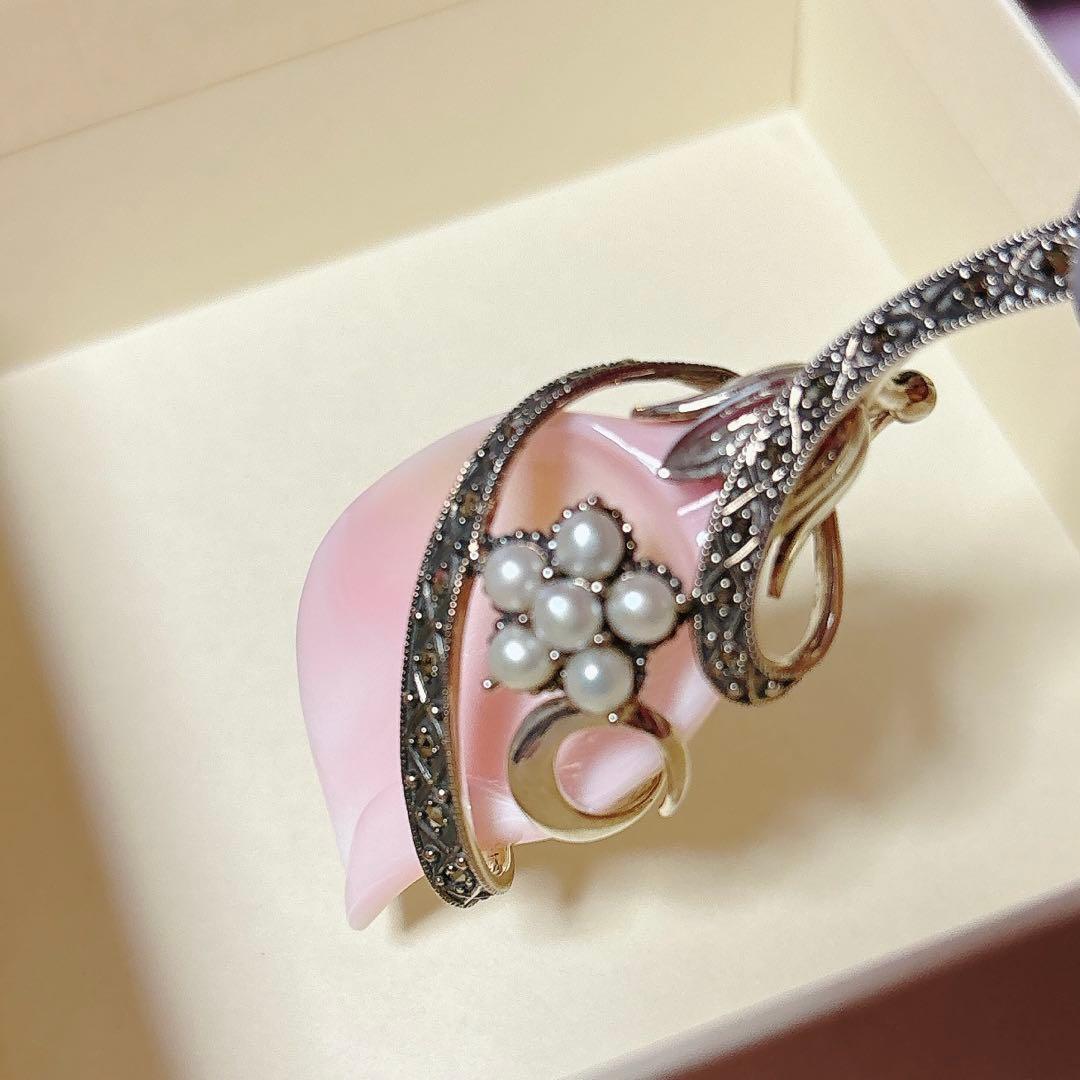 【碌山】コンクシェル　ピンクシェルの１輪のカラー　ペンダントブローチ