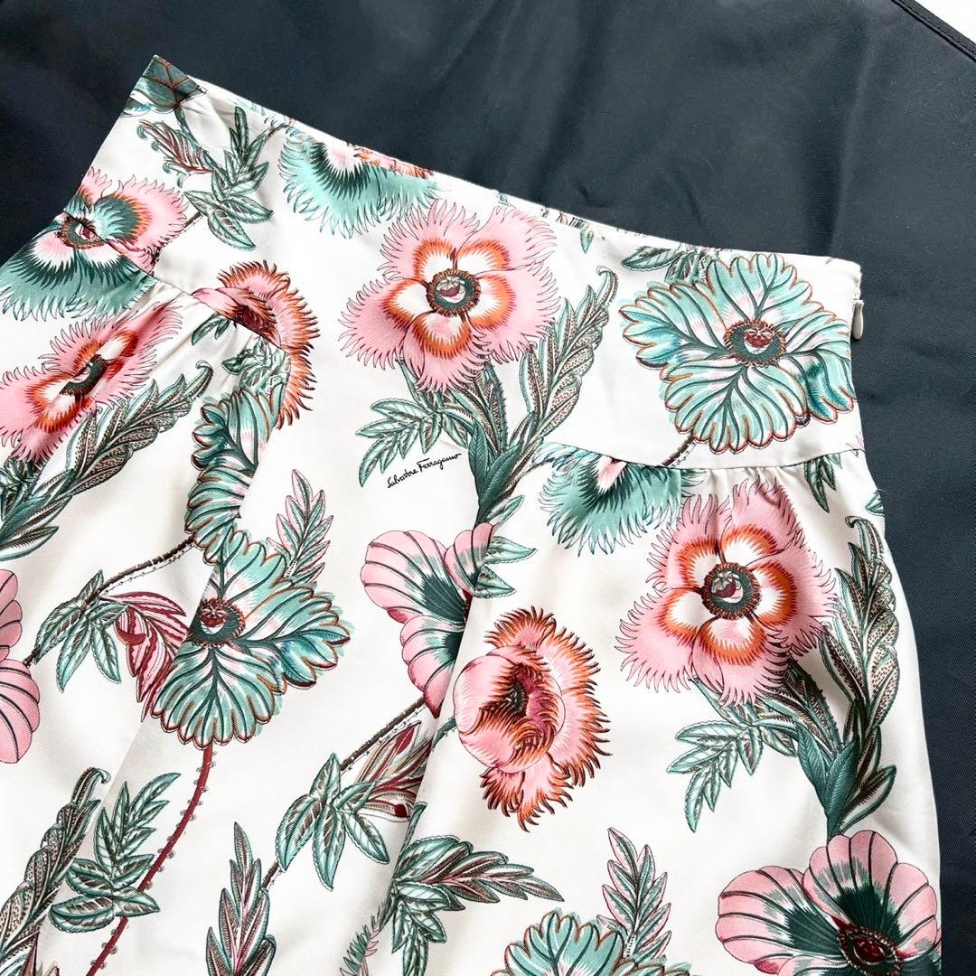 Salvatore Ferragamo 近年 シルク100% ボタニカルスカート