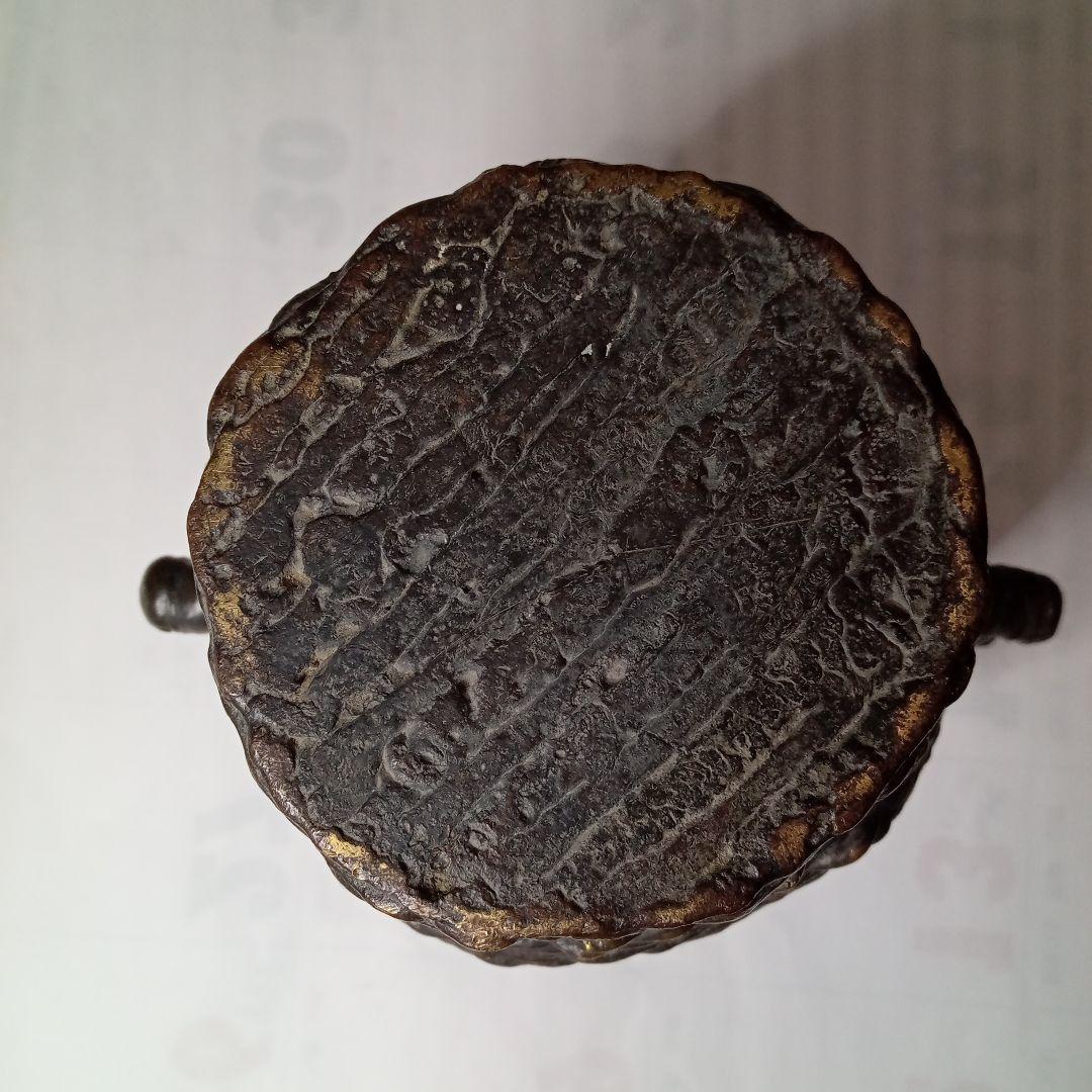 黒い金属の壺 波状の縁取り付き