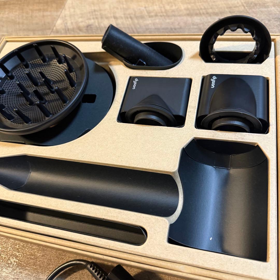 ジャンク品 ダイソン ドライヤー H08 ブラック 付属品アタッチメント未使用