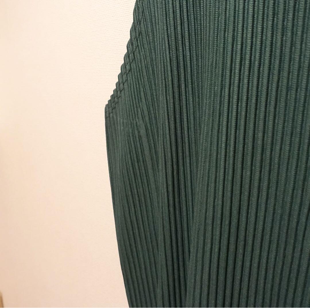 オムプリッセ イッセイミヤケ 丸首ベスト 黒と緑