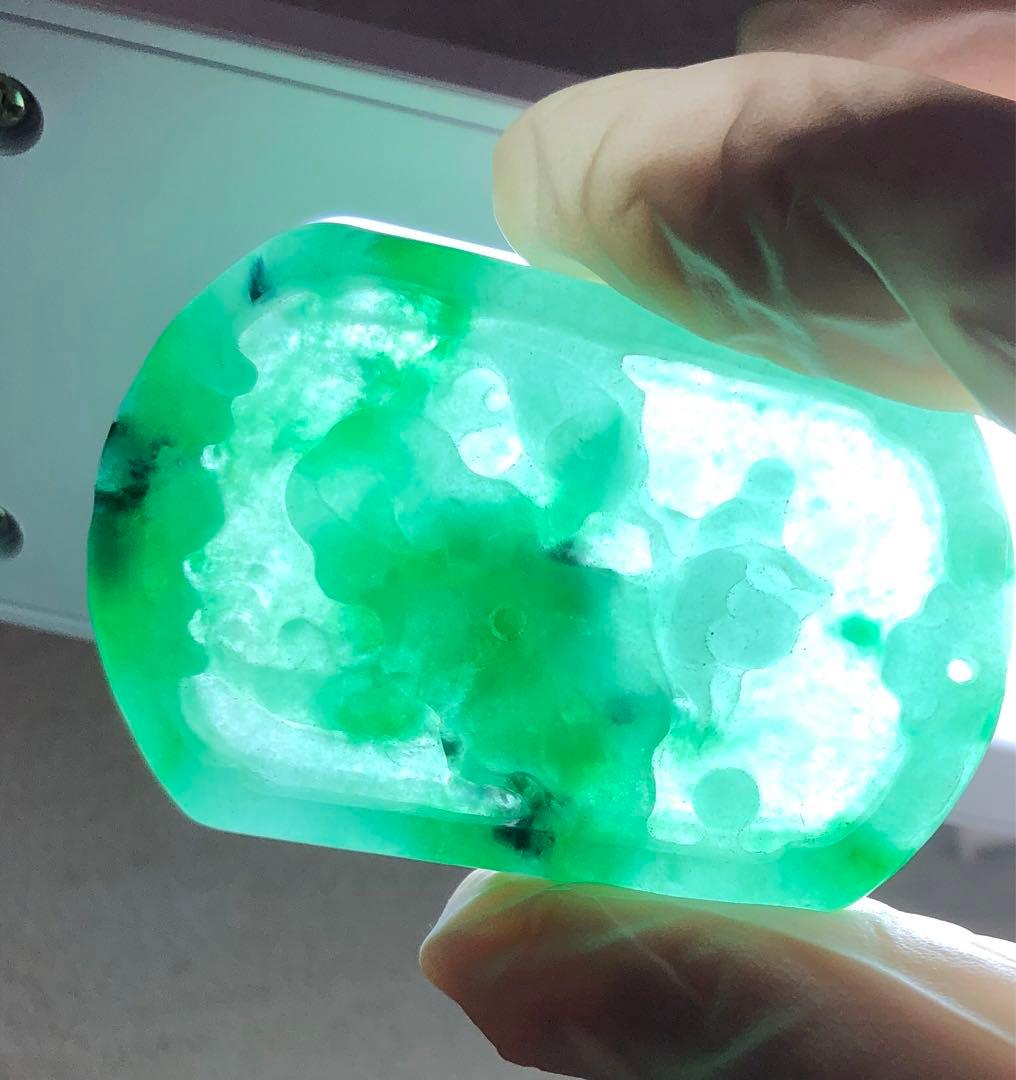 翡翠　鯉・蓮縁起彫刻　根付　置物