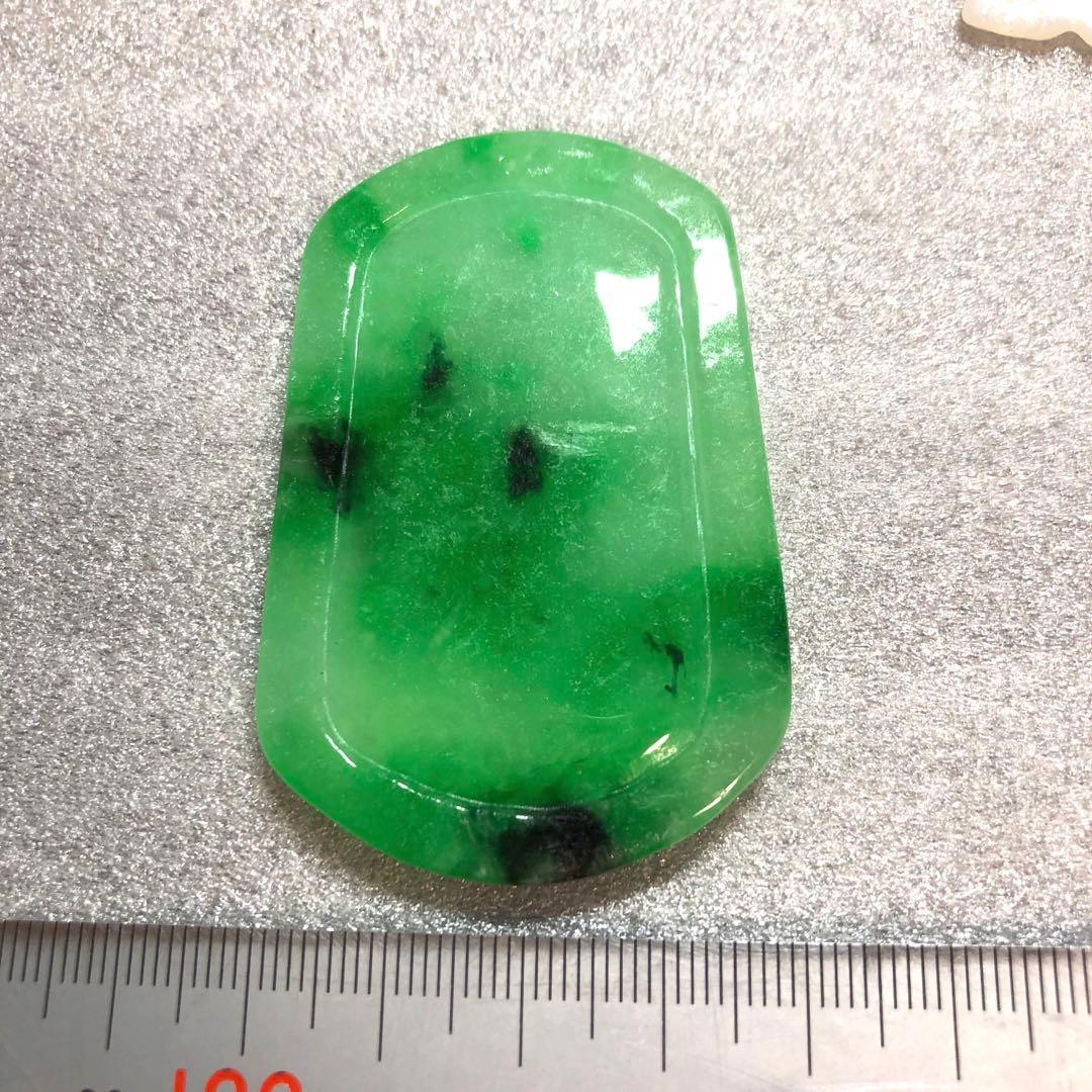 翡翠　鯉・蓮縁起彫刻　根付　置物