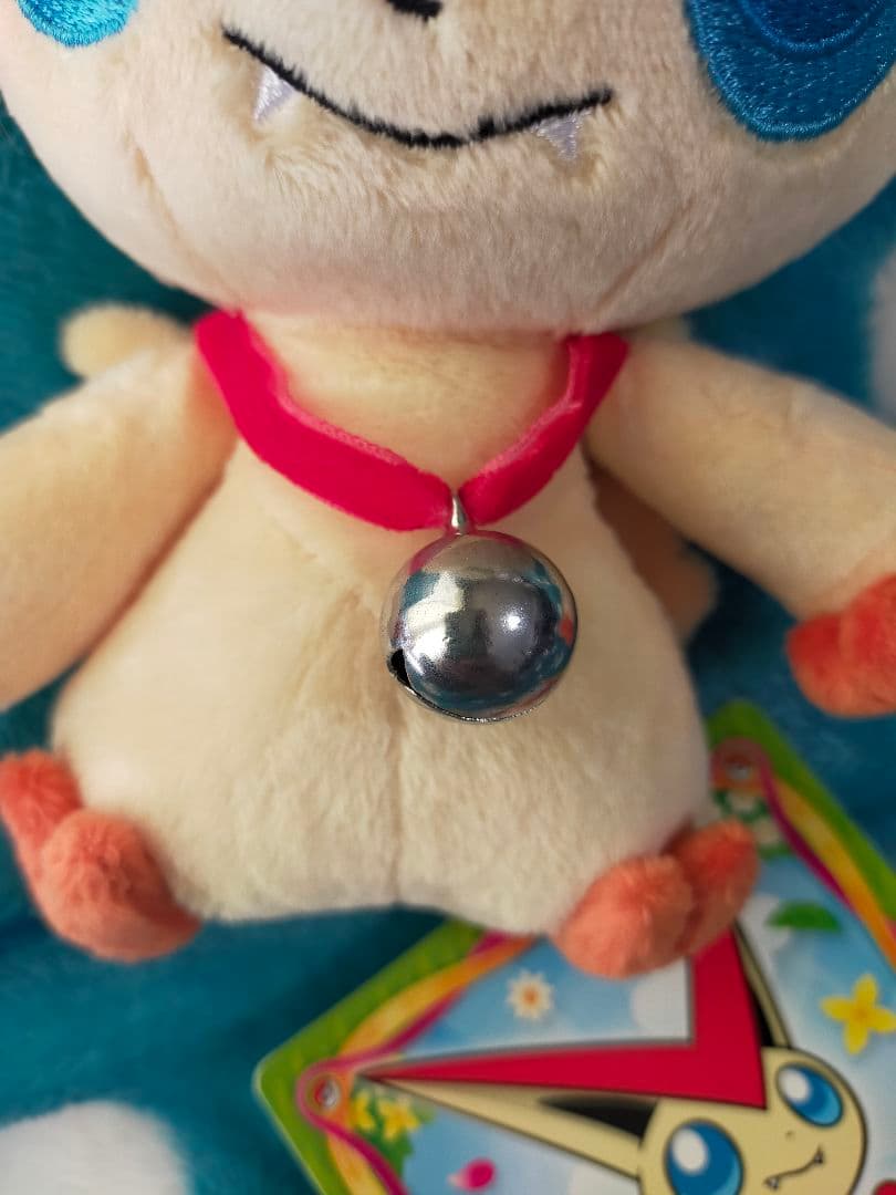 ポケモン　ポケモンセンタートウホク　やすらぎのすずをもったビクティニぬいぐるみ