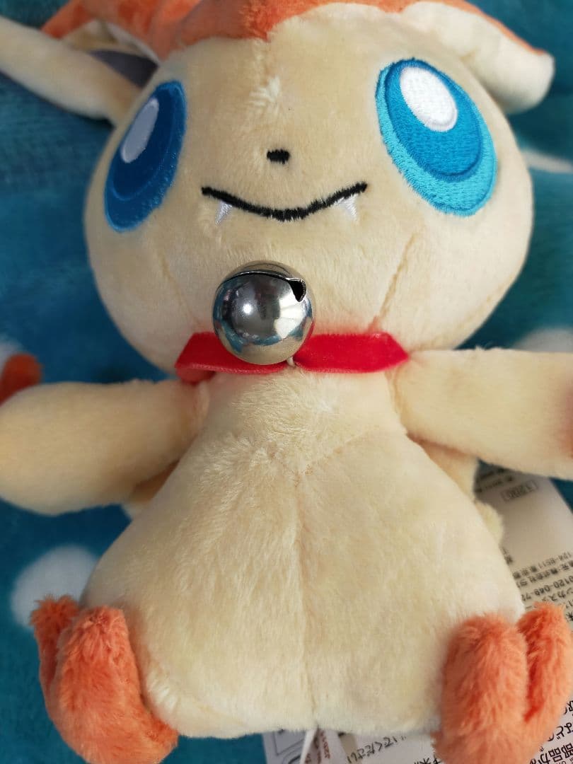 ポケモン　ポケモンセンタートウホク　やすらぎのすずをもったビクティニぬいぐるみ