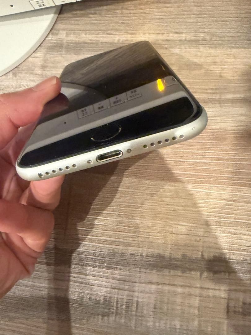 Apple iPhone SE 第二世代　ホワイト