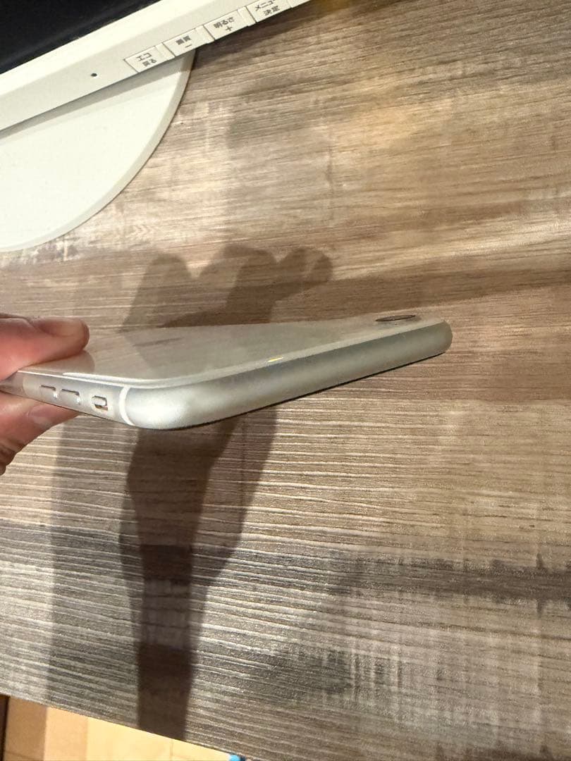 Apple iPhone SE 第二世代　ホワイト