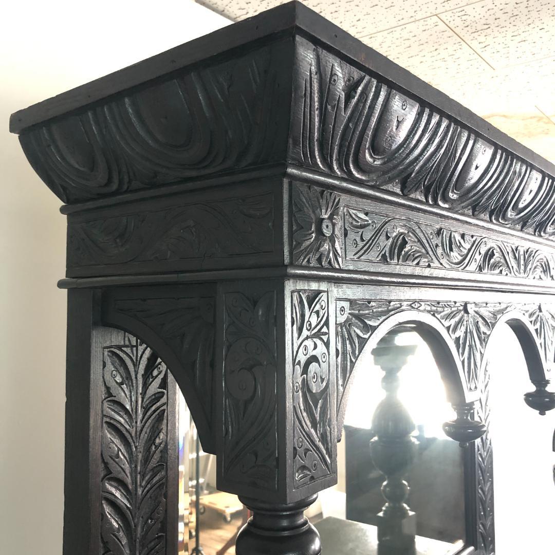 ゴシック調　アンティーク　サイドボード