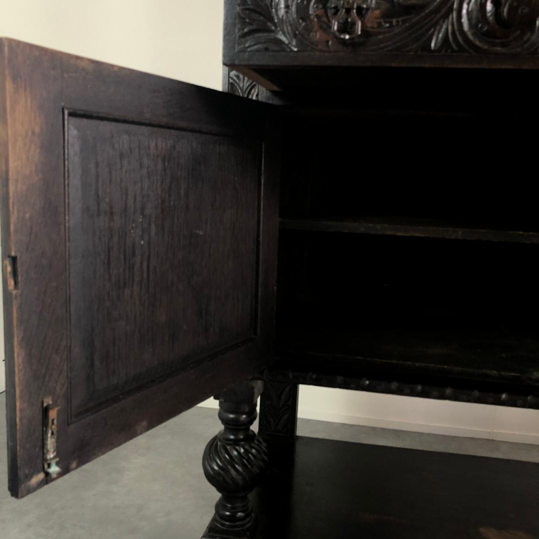 ゴシック調　アンティーク　サイドボード