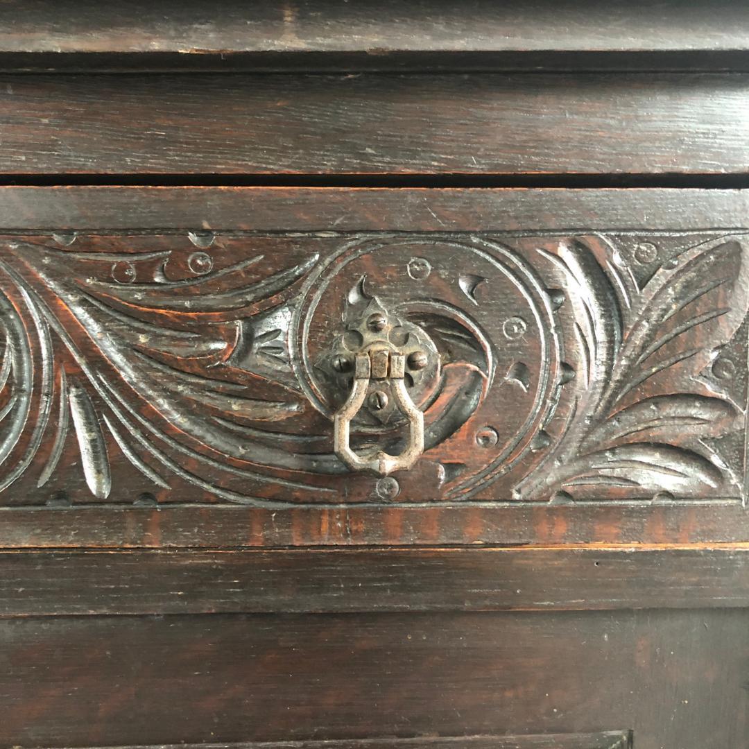 ゴシック調　アンティーク　サイドボード